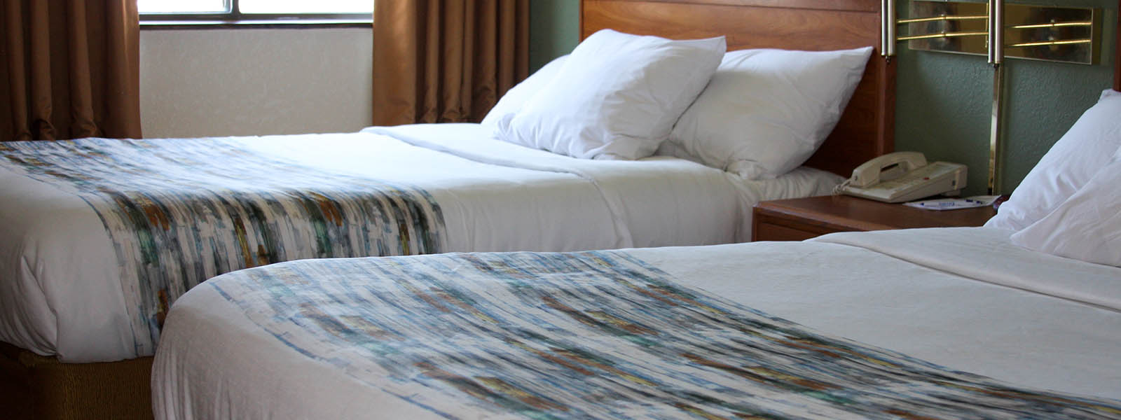 Superior Wisconsin hotel twin beds