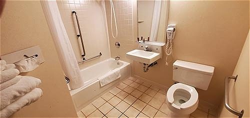 Superior Wisconsin hotel bath room 3