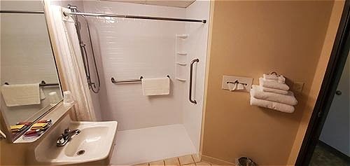 Superior Wisconsin hotel bath room 4