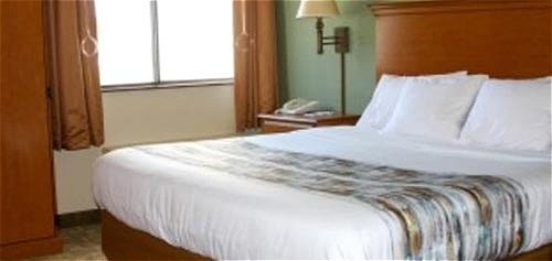 Superior Wisconsin hotel queen bed